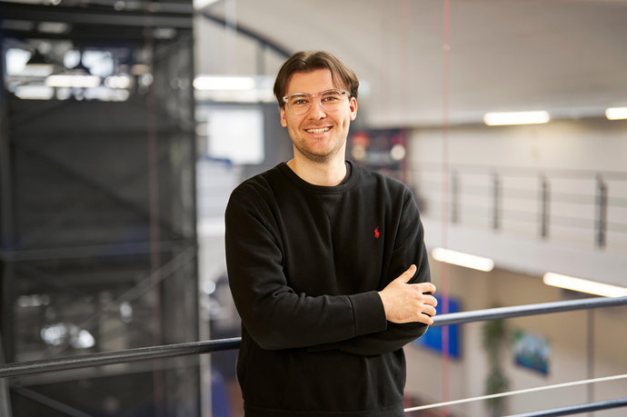 Tim Dilger steht im Ausbildungszentrum und schaut in die Kamera