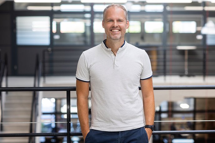 © Mainova/DennisMöbus Patrick Seufert angelehnt an einem Gelände im Ausbildungszentrum