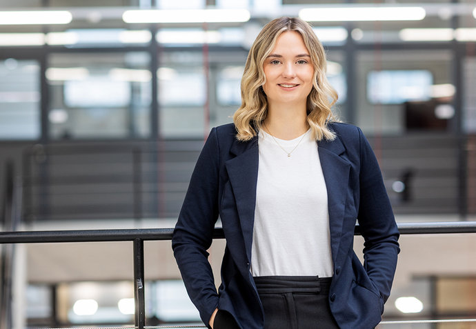 © Mainova/DennisMöbus Franziska Lenz angelehnt an einem Gelände im Ausbildungszentrum