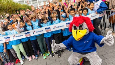 © Mainova Kinder und Mainova Maskottchen jubeln bei einem Mainova-Event.
