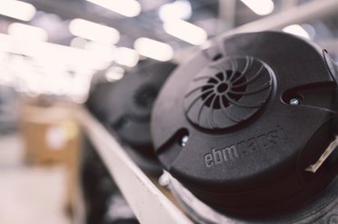 Ventilator mit schwarzem Kunsttoff-Deckel in Nahaufnahme, Aufschrift ebmpapst