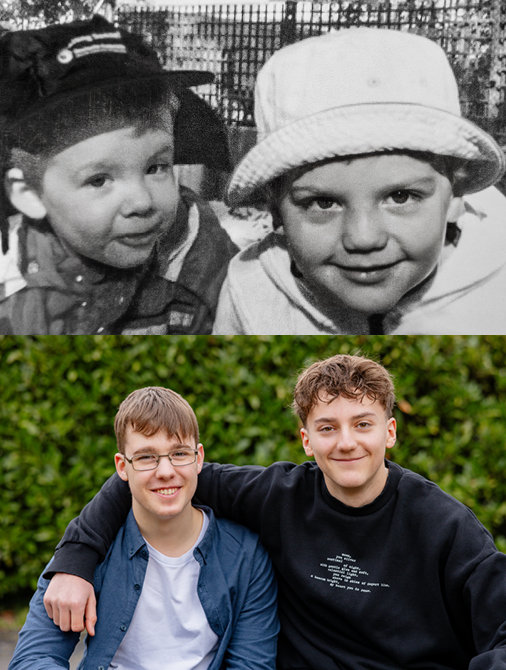 Zwei Freunde als Kinder und Jahre später als Jugendliche, Arm in Arm, vor einem Zaun bzw. vor grüner Hecke.