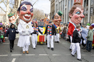 Verkleidete Personen auf einem Fastnachtsumzug