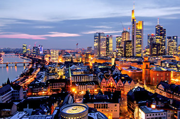 Frankfurt beleuchtet bei Nacht