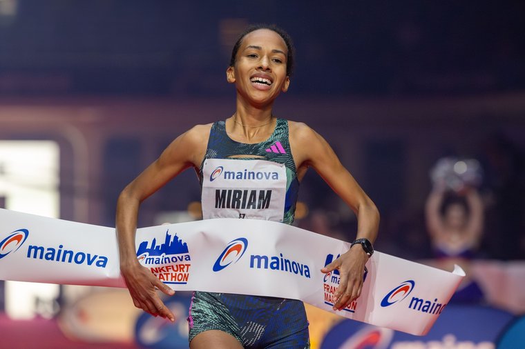 Eine Gewinnerin des Frankfurt Marathon beim Zieleinlauf