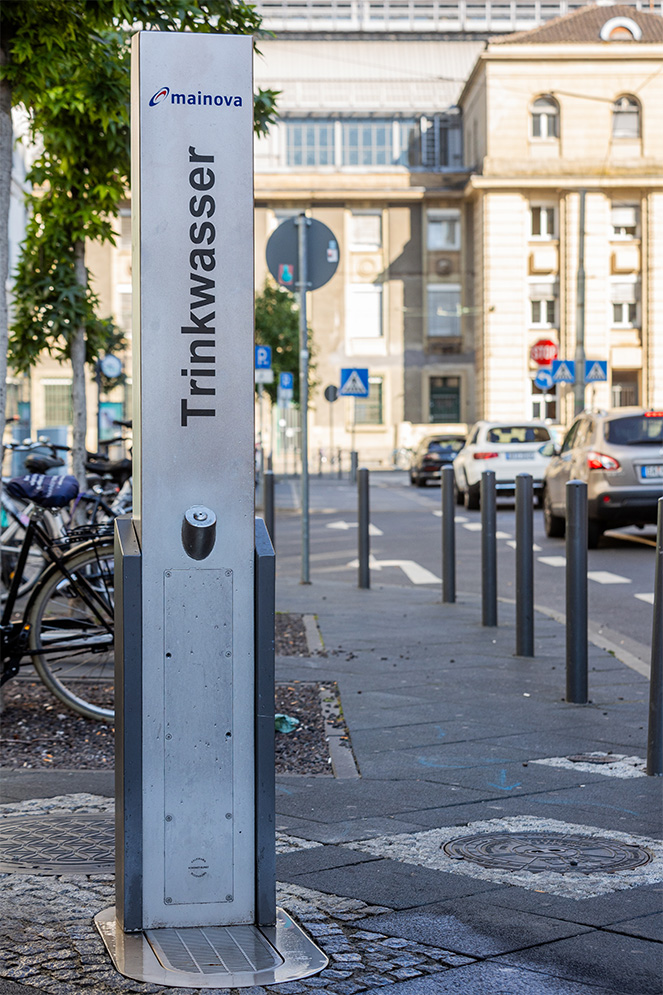 Trinkbrunnen der Mainova AG am Fernbusbahnhof