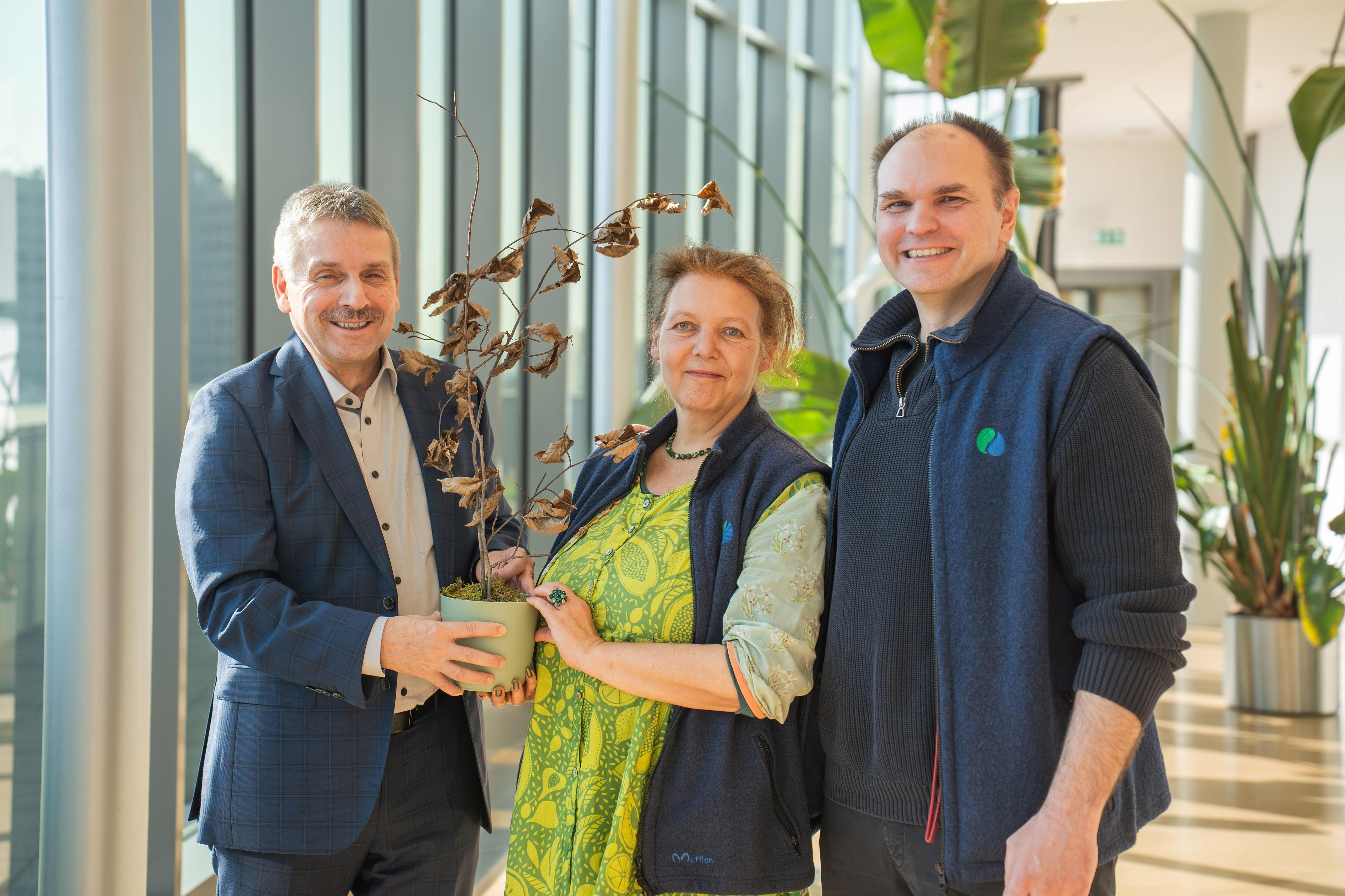 Symbolische Spendenübergabe durch Mainova an Trinkwasserwald e.V.