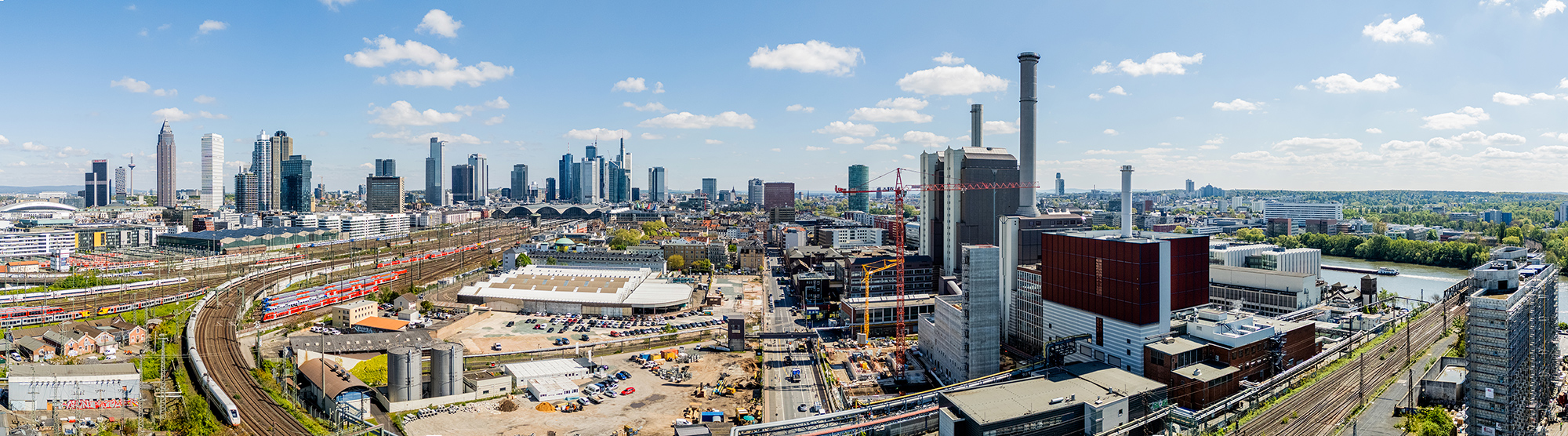 © Mainova/DennisMöbus Heizkraftwerk West in Frankfurt aus der Vogelperspektive und Skyline im Hintergrund