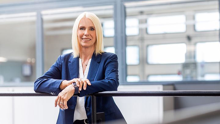 Recruiterin Silvie Niklas steht an einem Geländer 