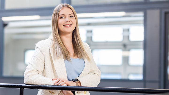 Recruiterin Sophie Luther steht an einem Geländer