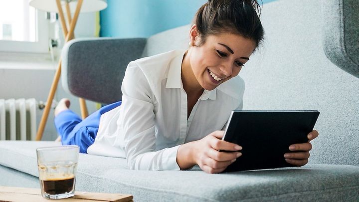Frau checkt Gasverbrauch auf dem Tablet