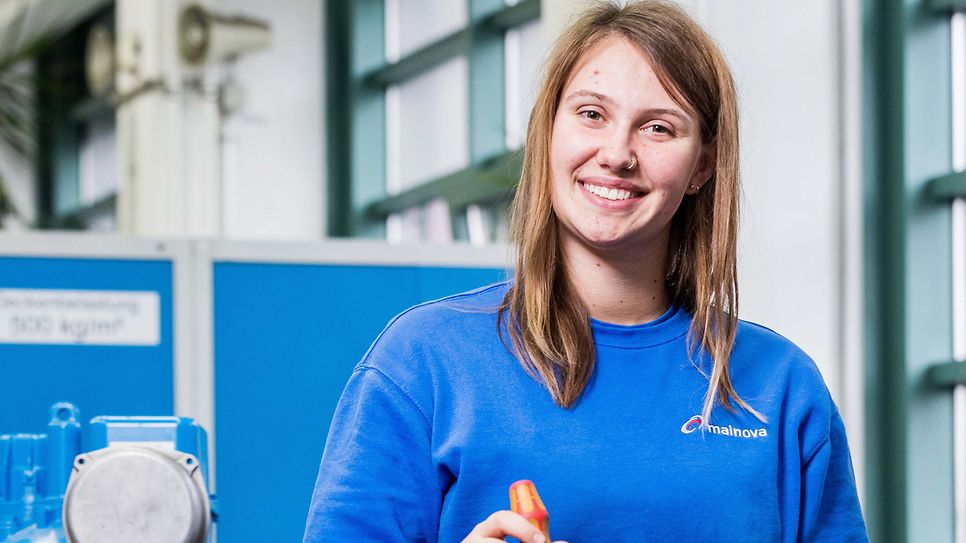 Schülerin im Mainova Blaumann lächelt in die Kamera