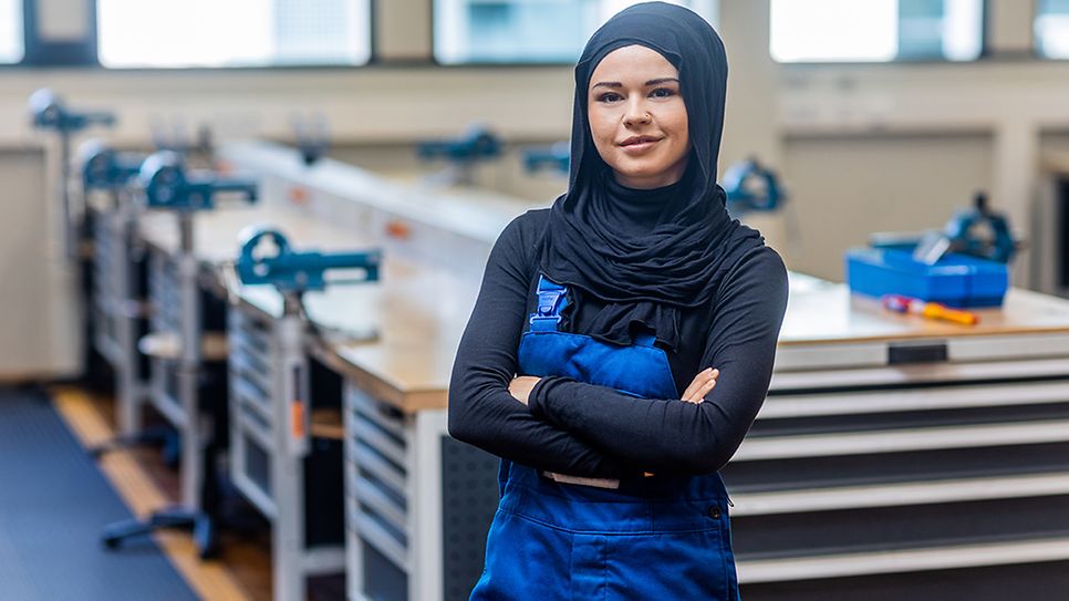 Lara Schmolke steht vor einer Werkbank