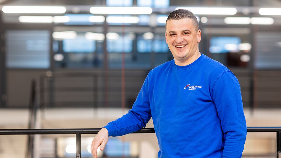 Edin Sehic stellt im Ausbildungszentrum an einem Geländer