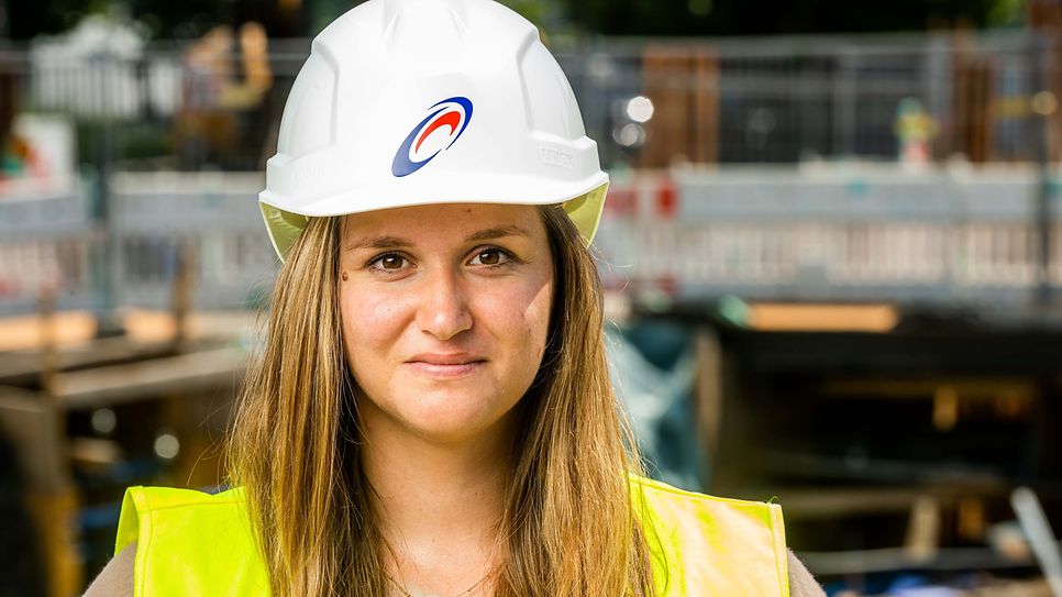 Amelie Polleichtner schaut mit Bauhelm und Warnweste in die Kamera