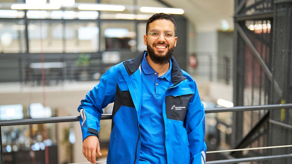 Herr Zakaria Chbani angelehnt an einem Gelände im Ausbildungszentrum