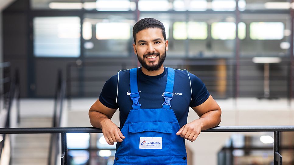 Herr Zakaria Chbani angelehnt an einem Gelände im Ausbildungszentrum