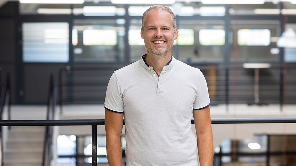 Patrick Seufert angelehnt an einem Gelände im Ausbildungszentrum