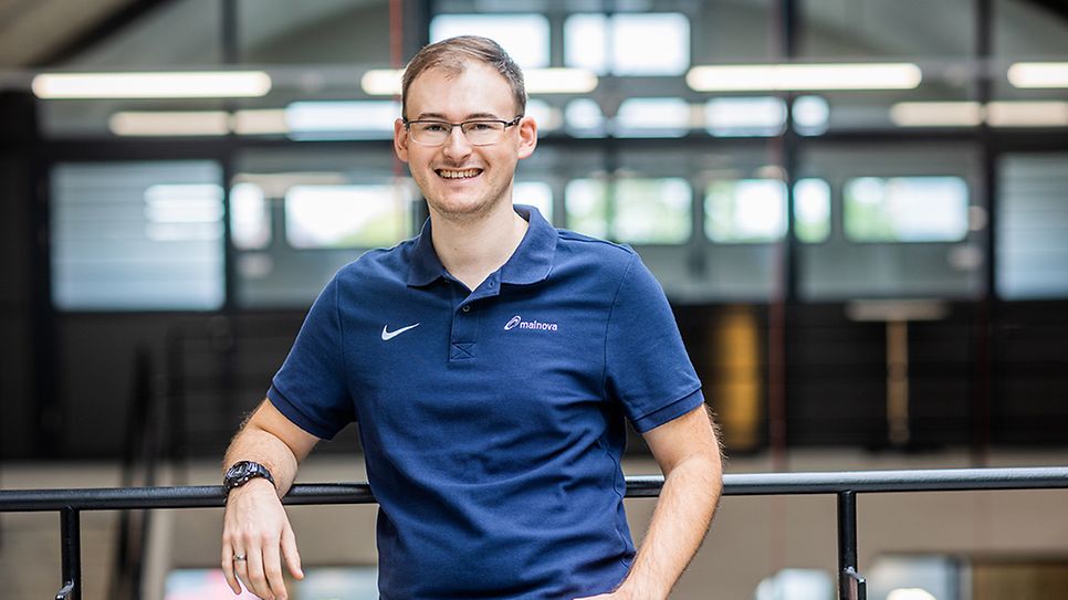 Oliver Sell angelehnt an einem Gelände im Ausbildungszentrum