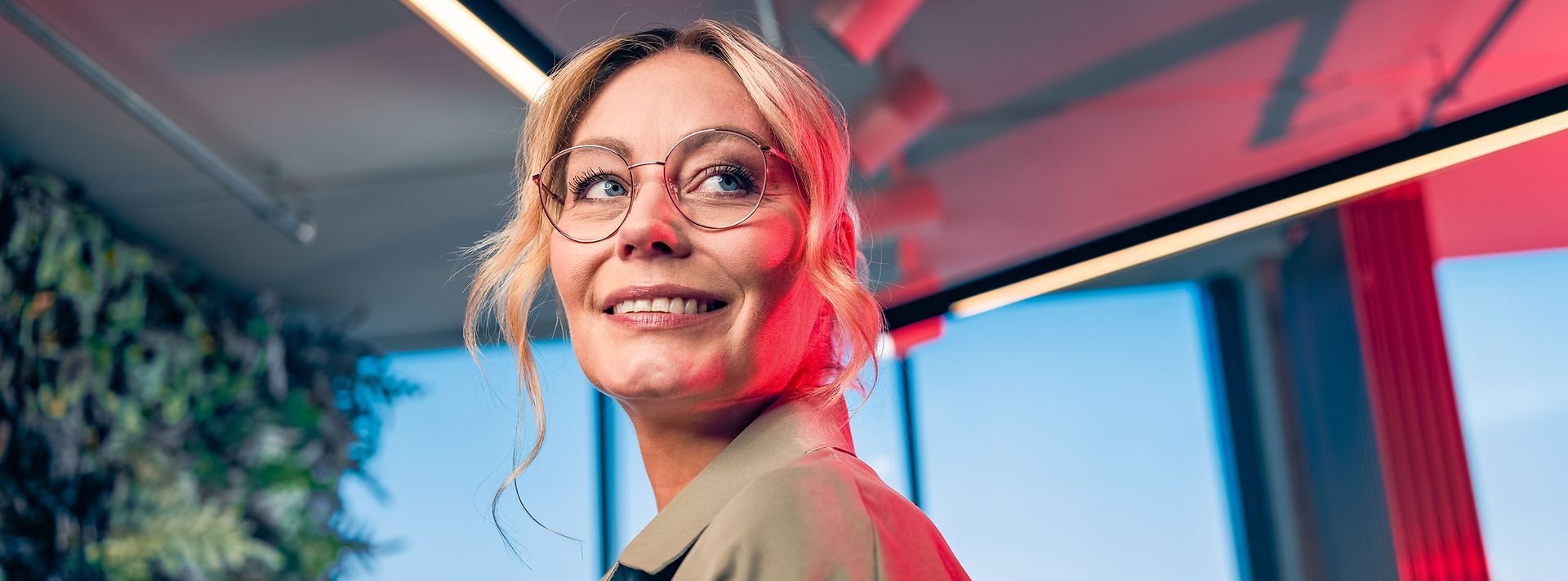 Seitenprofil einer Frau in einer Büro Umgebung 