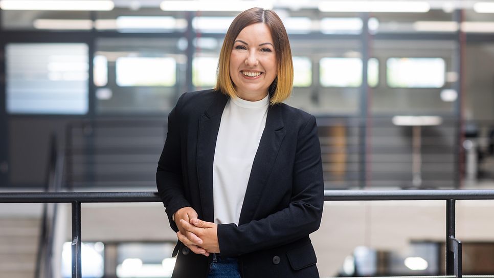 Marina Pandzic angelehnt an einem Gelände im Ausbildungszentrum