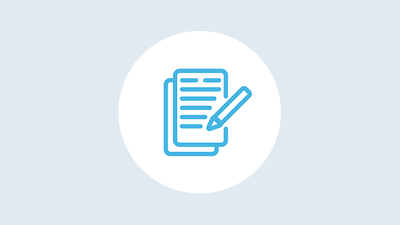 Grafik von blauen beschriebenen Blättern und einen Stift in weißem Kreis auf grauem Hintergrund 