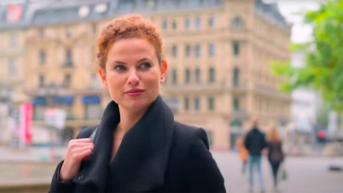 © Mainova/agenturJungesHerz Frau steht in Frankfurter Innenstadt und schaut nach links
