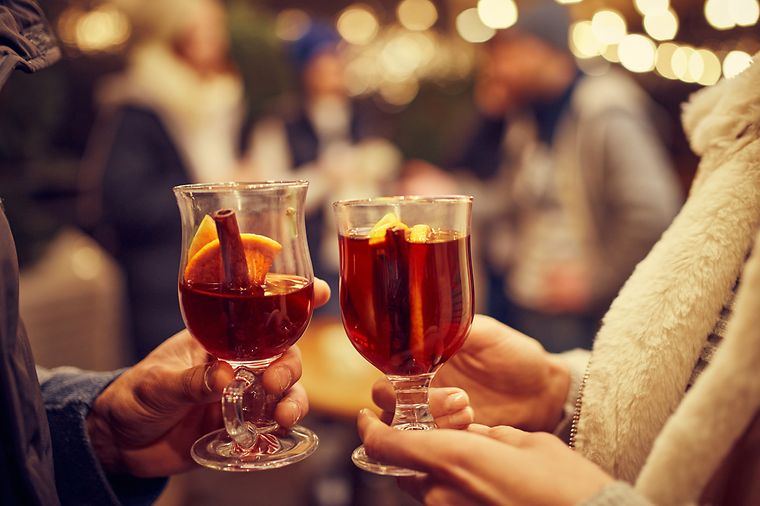 Apfelwein als Glühwein mit Zimt, Nelke und Zitrone