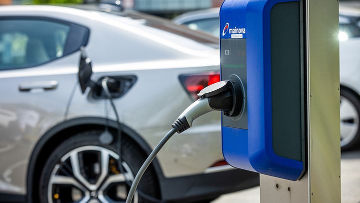 mainova_laden_hand_shooting2