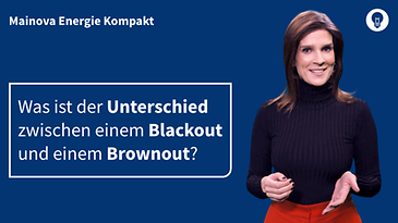 Eine Frau in schwarzem Oberteil vor blauem Hintergrund moderiert die Fragestellung.