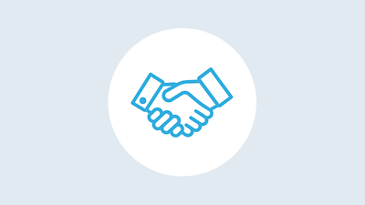 Blaue Hände in weißem Kreis auf grauem Hintergrund 