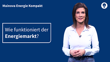 Eine Frau in hellem Oberteil vor blauem Hintergrund moderiert die Fragestellung.