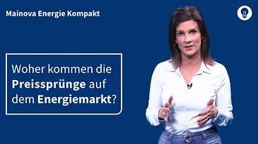 Eine Frau in hellem Oberteil vor blauem Hintergrund moderiert die Fragestellung.