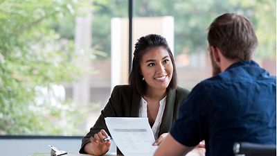 Frau in einem Vorstellungsgespräch mit einen Personalverantwortlichen