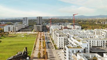 Blick auf Wohnquartier mit Kran im Hintergrund