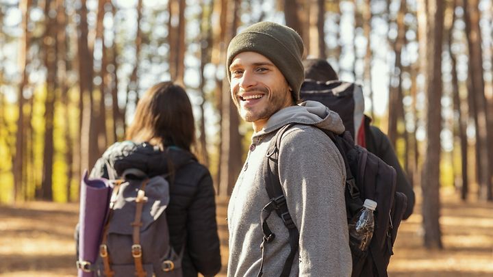 Ein Mann und eine Frau bei einer Wanderung im Wald.