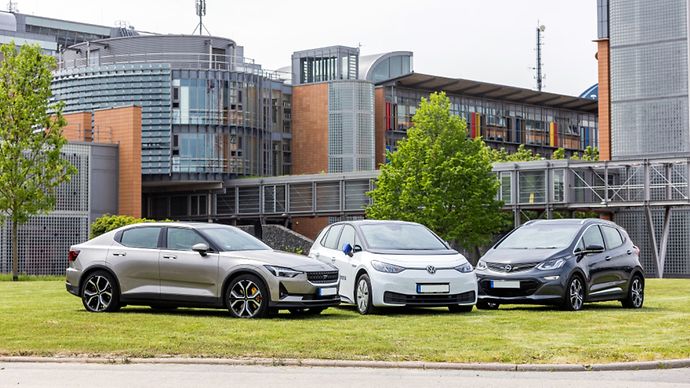 Drei Elektroautos auf dem Gelände der Mainova in Frankfurt am Main