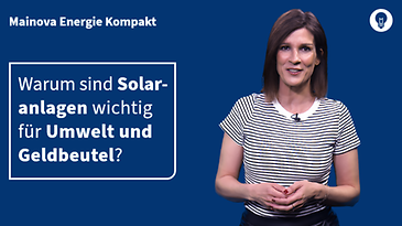 Eine Frau in braunem Oberteil vor blauem Hintergrund moderiert die Fragestellung.