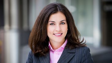 Selina Wörle steht vor einer Fensterreihe und schaut in die Kamera