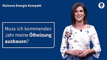 Eine Frau in braunem Oberteil vor blauem Hintergrund moderiert die Fragestellung.