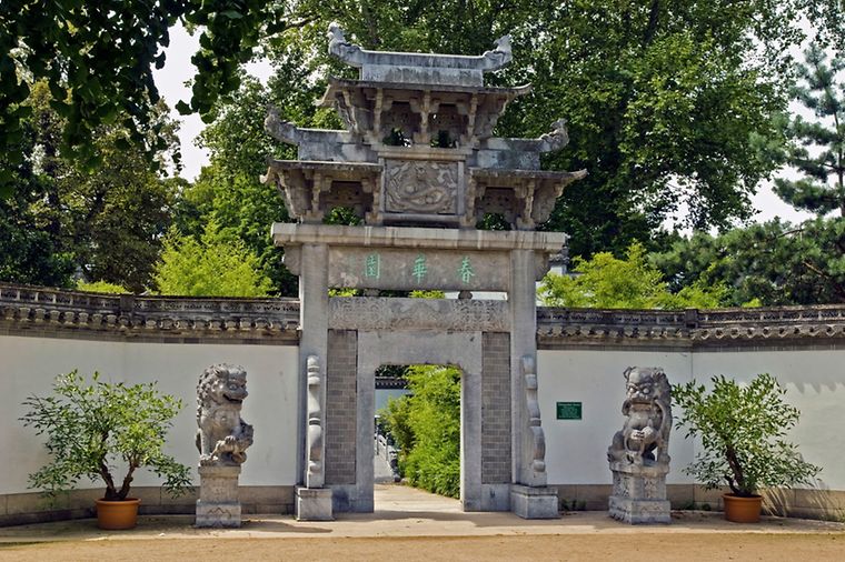 Ansicht eines asiatischen Steintors im Bethmannpark in Frankfurt