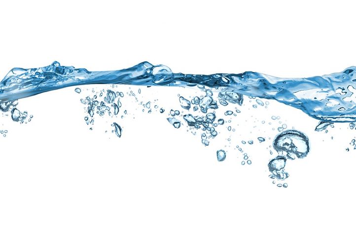 Trinkwasser perlt an Oberfläche