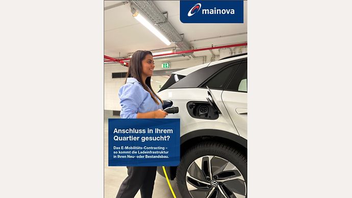 Frau steckt Ladekabel in E-Auto