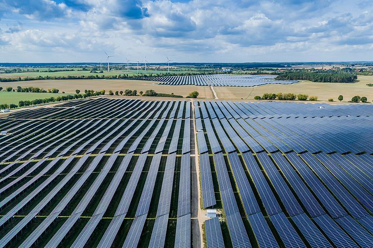 Bild eines Solarparks von einer Drohne in der Luft aufgenommen