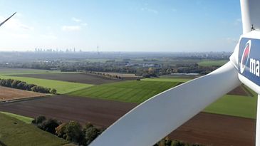 Zwei Windräder, das vordere zeigt Mainova-Logo