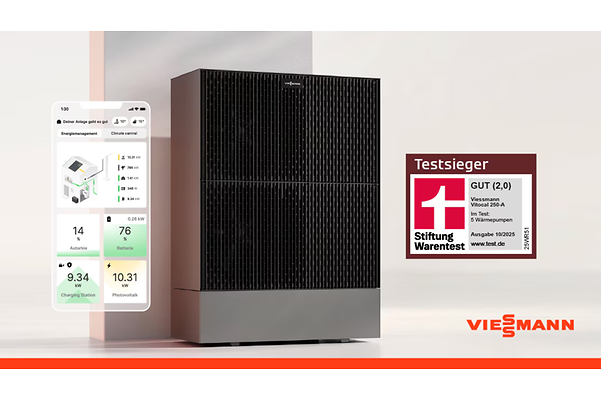 Wärmepumpe mit daneben Siegel der Stiftung Warentest zum Vissmann Vitocal mit Gut bewertet