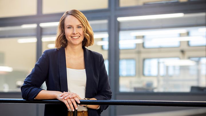 Recruiterin Vanessa Lichtenfeld steht an einem Geländer 