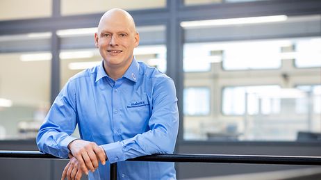 Philipp Grosenick angelehnt an einem Gelände im Ausbildungszentrum