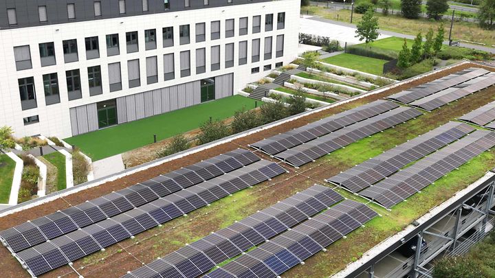 Blick auf das Dach eines Parkhauses mit Photovoltaikmodulen