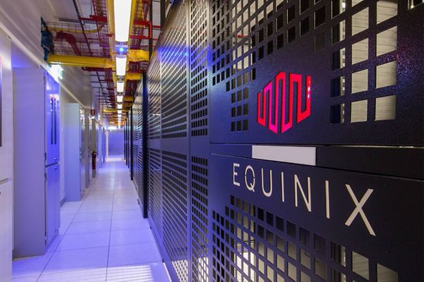 Innenansicht eines Rechenzentrums, Logo Equinix